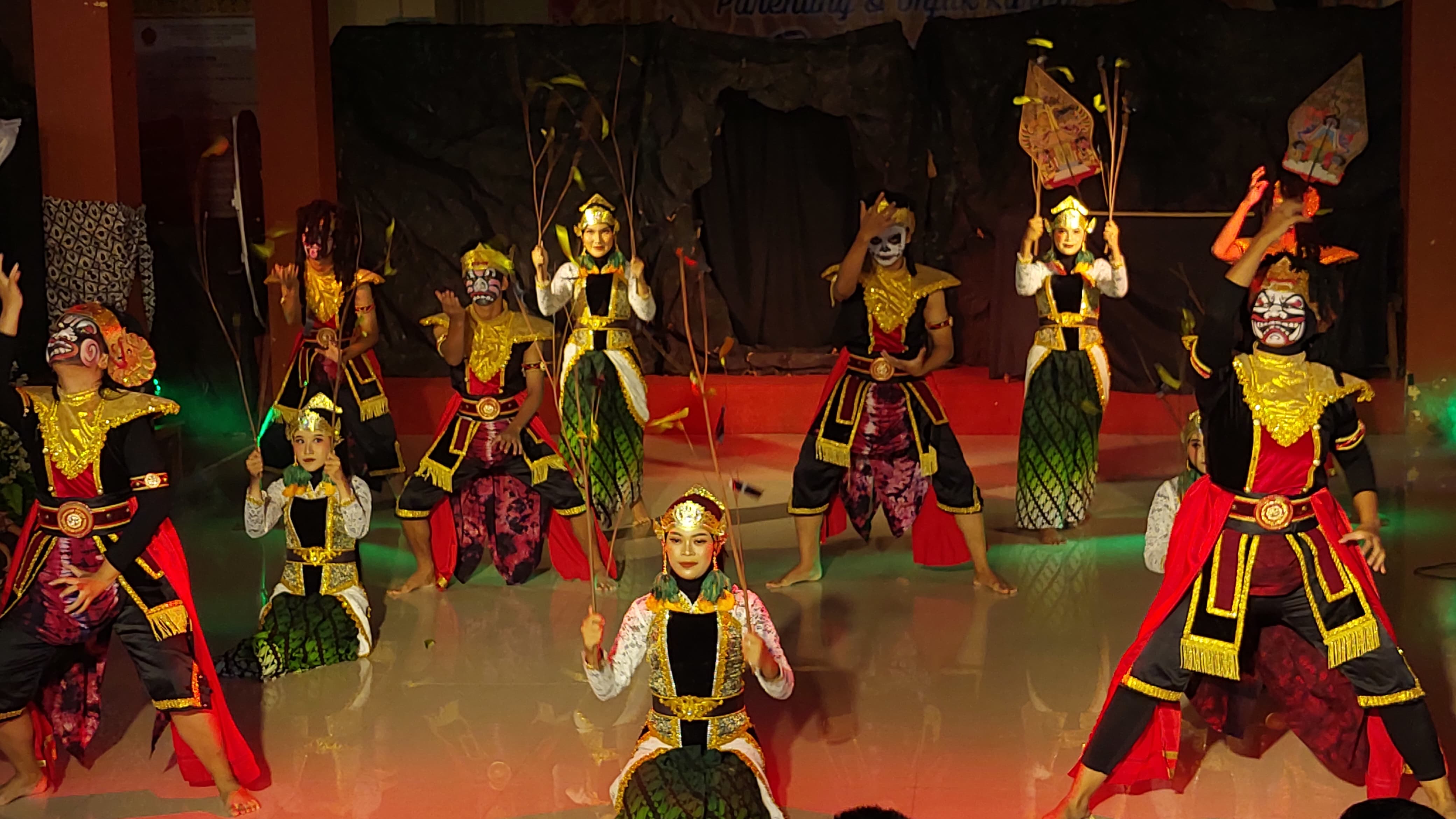 PENTAS SENI: Siswa SMA Negeri 2 Wates menampilkan drama kolosal budaya.&nbsp;