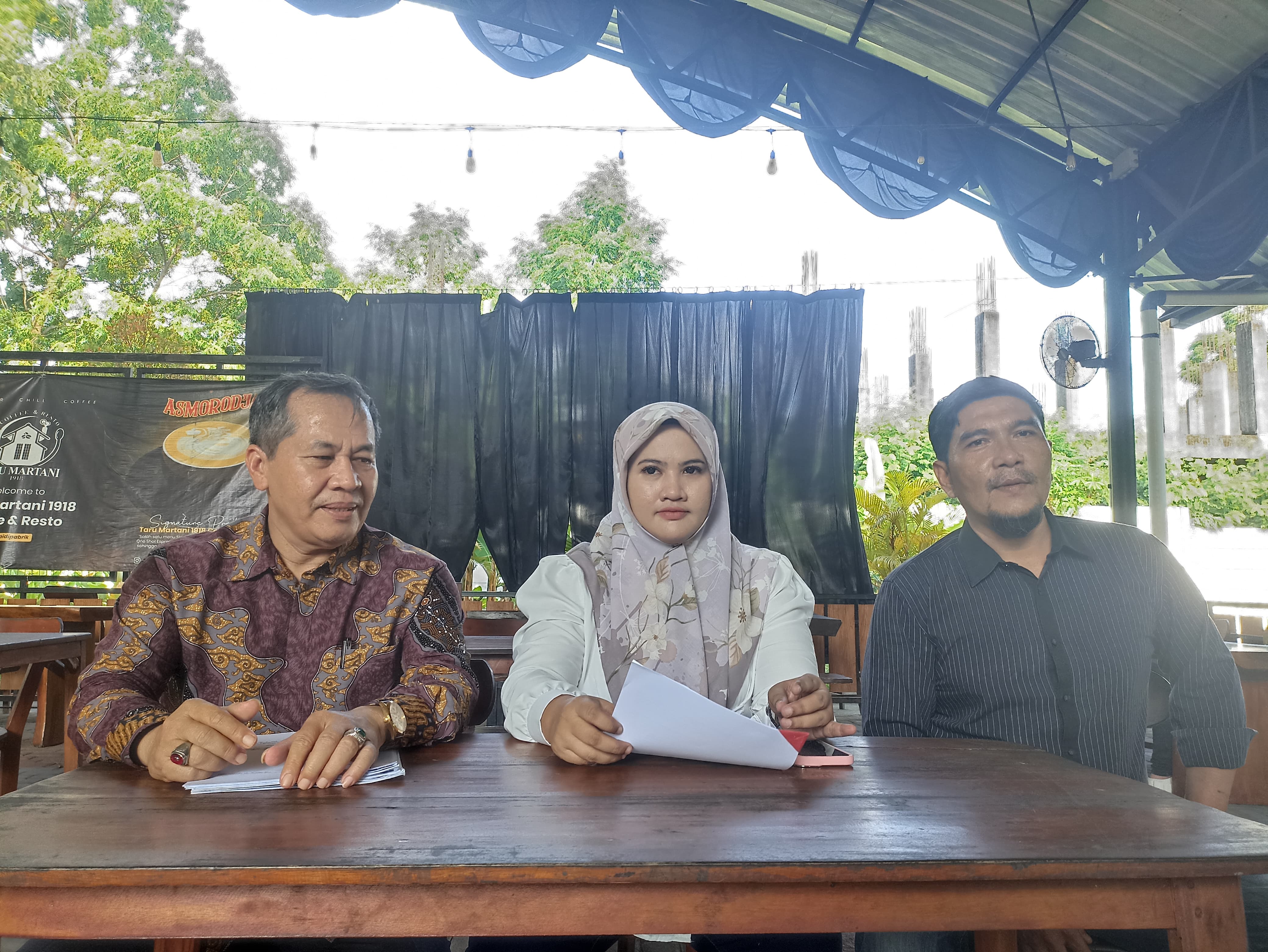Korban dugaan malapraktik di Rumah Sakit Ibu dan Anak (RSIA) Allaudya Gunungkidul, Nurul Hidayah Isnaniyah didampingi kuasa hukumnya.