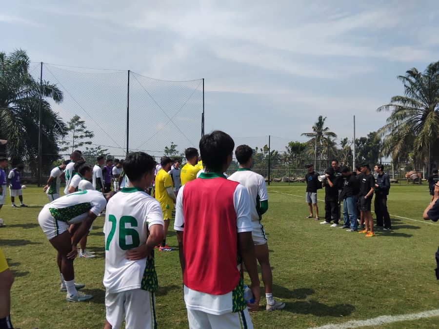 Keterangan, Para suporter saat menyuarakan kegelisahannya di hadapan jajaran tim pelatih dan para pemain PSS Sleman usai latihan rutin di Lapangan Pakembinangun, Sleman,