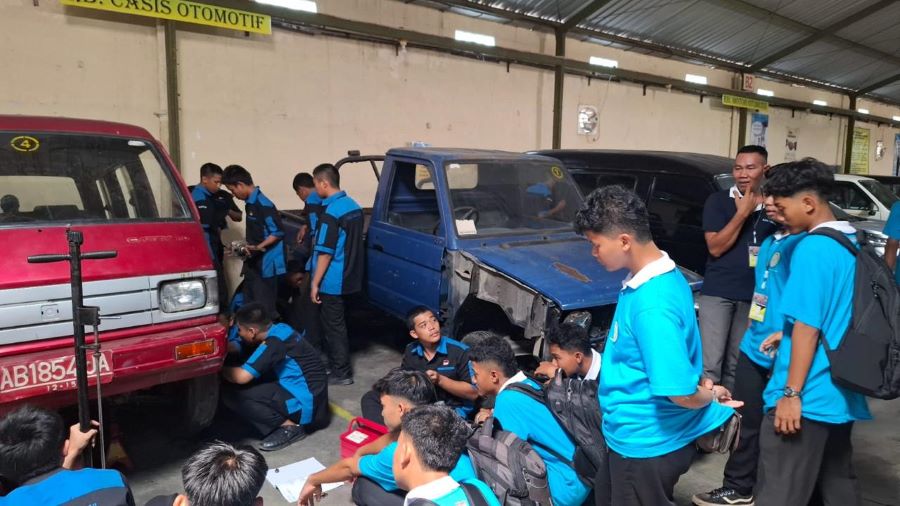 FOKUS: Sejumlah murid saat mengikuti pembelajaran praktik otomotif di SMKN 3 Jogja. Sekolah ini fokus memfasilitasi minat bakat siswa.