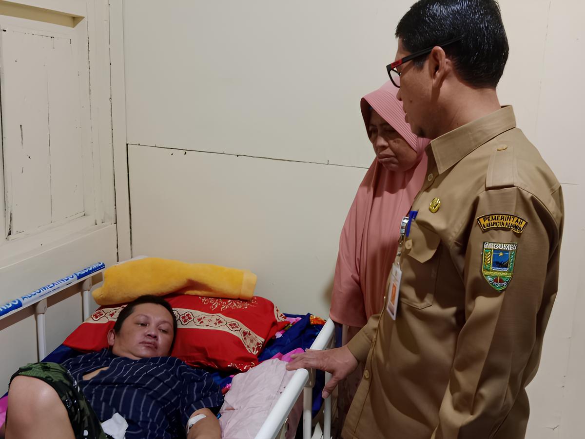 Kepala Dinas Tenaga Kerja Kebumen Budhi Suwanto menyerahkan Sulastri, 54, PMI asal Desa Petanahan, Kecamatan Petanahan yang dipulangkan dari Taiwan karena sakit.