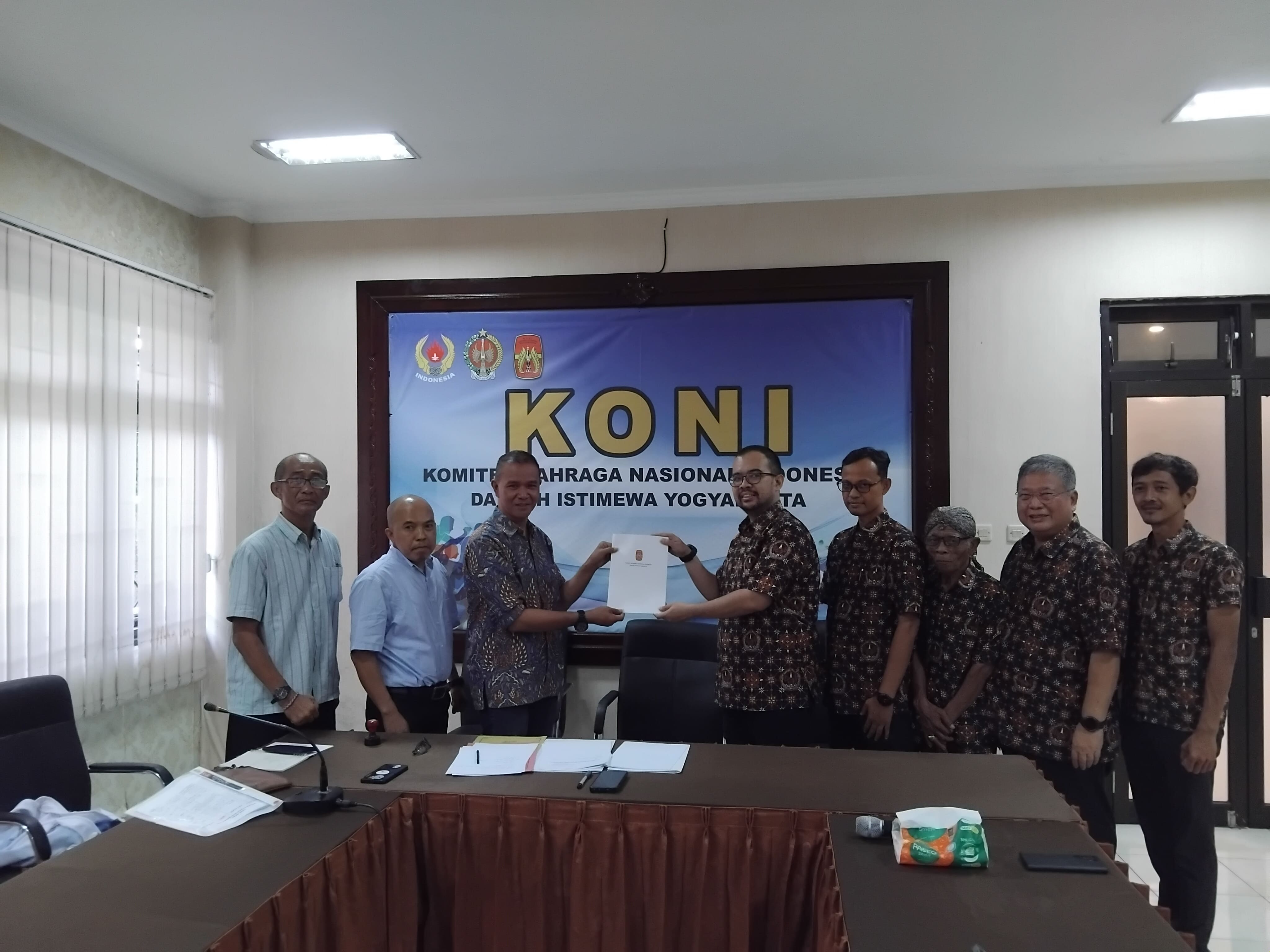 &nbsp;  Ketum Pengda Perpani DIJ, BPH Kusumo Bimantoro (kelima dari kanan) menerima formulir pendaftaran Bacalon Ketum KONI DIJ dari Ketua Tim Penjaringan dan Penyaringa