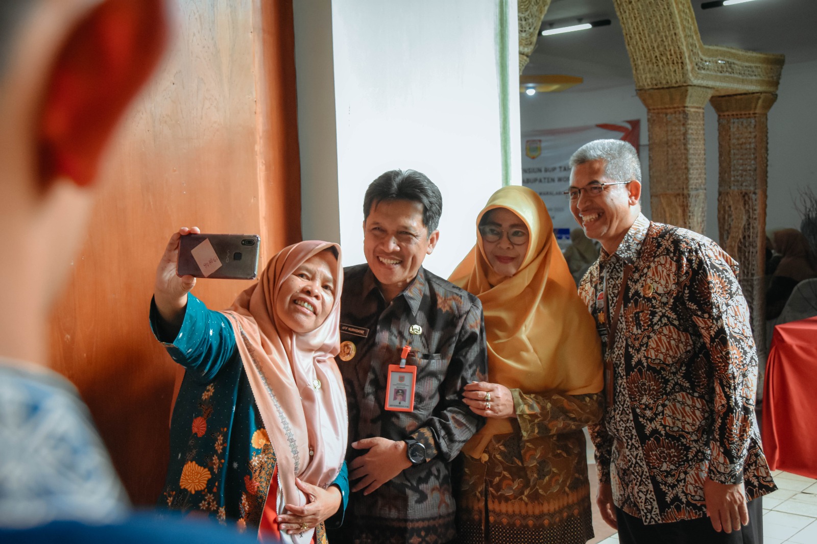 Bupati Wonosobo, H. Afif Nurhidayat, S.Ag berfoto bersama PNS yang akan pensiun