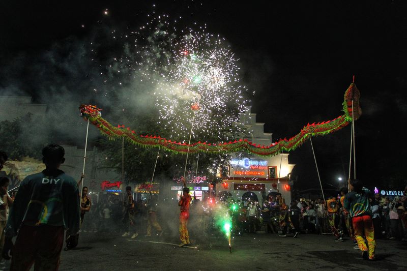Atraksi liong dan barongsai memeriahkan pawai pembukaan Pekan Budaya Tionghoa Yogyakarta (PBTY) 2025, di kawasan Malioboro, Kota Jogja Kamis (6/2/2025) malam.
