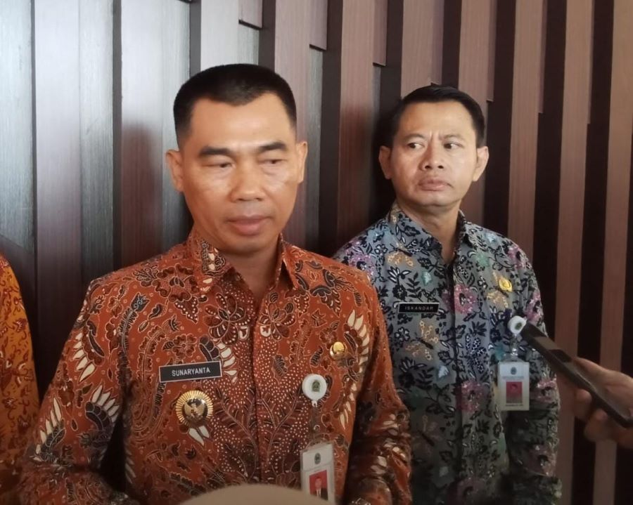 Bupati Gunungkidul Sunaryanta dan Kepala BKPPD Gunungkidul Iskandar saat diwawancarai awak media, Kamis (6/2).
