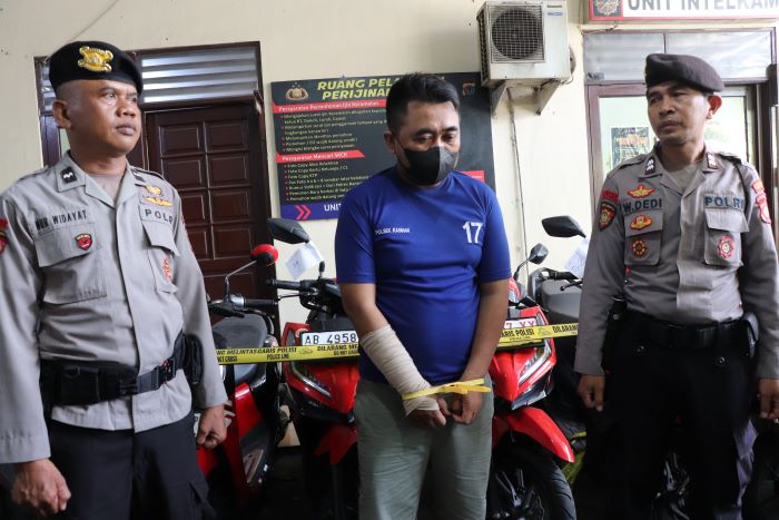DICOKOK: Santoso, tersangka penggelapan sepeda motor saat dihadirkan di Mapolsek Kasihan Kamis (6/2/2025).