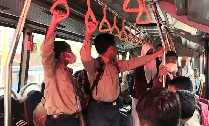 ANTUSIAS: Sejumlah pelajar menikmati layanan bus sekolah Ponjong-Wonosari, Gunungkidul.