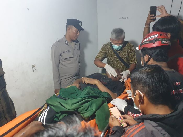 EVAKUASI: Kepolisian bersama petugas medis melakukan pemeriksaan terhadap jasad pria tak bernyawa yang ditemukan di sawah Kalurahan Kedungpoh, Kapanewon Nglipar, Gunungkidul
