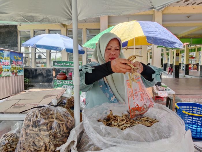 BERHARAP ADA PERHATIAN: Parjiyem, pedagang yang juga ketua Paguyuban Pedagang Keripik Belut Pasar Godean.