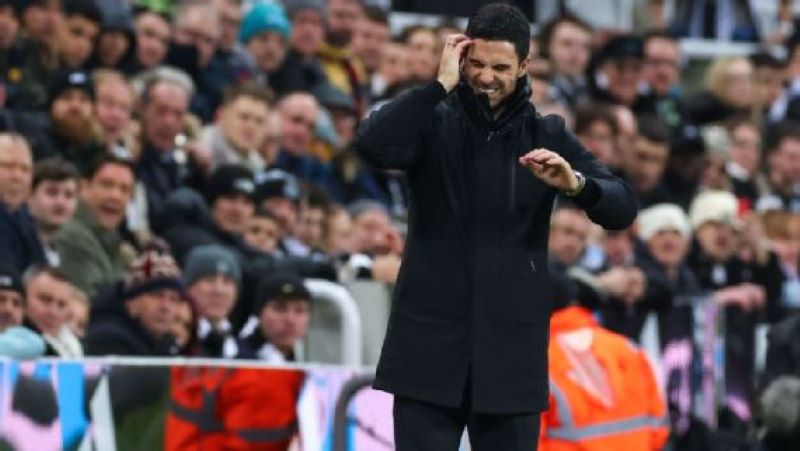 Mikel Arteta terlihat frustasi saat Arsenal kembali takluk dari Newcastle di EFL Cup (Robbie Jay Barratt - AMA/Newcastle United via Getty Images)