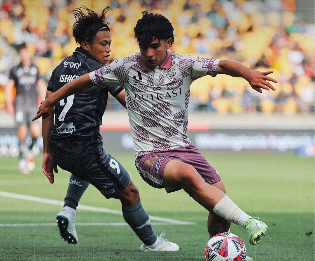 Pemain Brisbane Roar (kanan) coba melewati hadangan pemain Wellington Phoenix dalam hasil imbang 1-1 di A League (ig brisbaneroarfc)