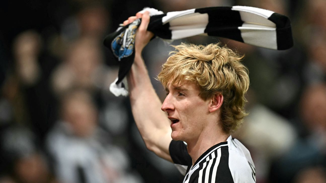 Selebrasi Anthony Gordon usai mencetak gol kedua Newcastle United atas Arsenal pada leg kedua EFL Cup