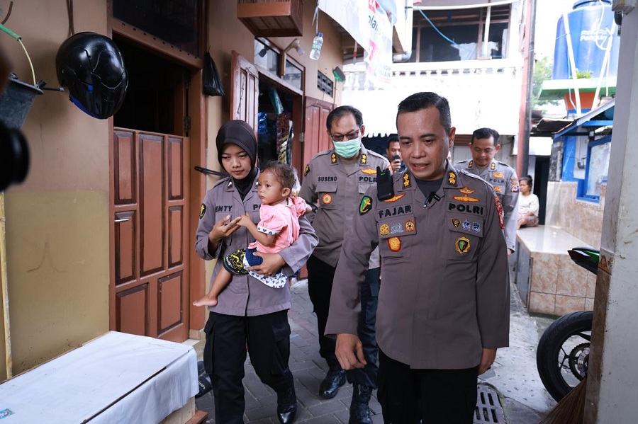 PEDULI SESAMA: Jajaran Polda DIY saat menjemput balita, Ningsih di kos orang tua, Tegalrejo, Kota Jogja, Selasa (28/1/2025) lalu untuk pengangkatan tumor.