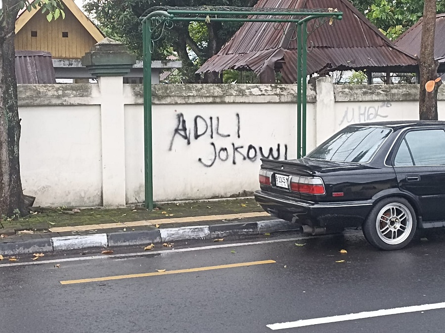 Salah satu aksi vandalisme "Adili Jokowi" di Jalan Gondosuli, Gondokusuman, Kota Jogja yang tengah didalami Polresta Jogja.