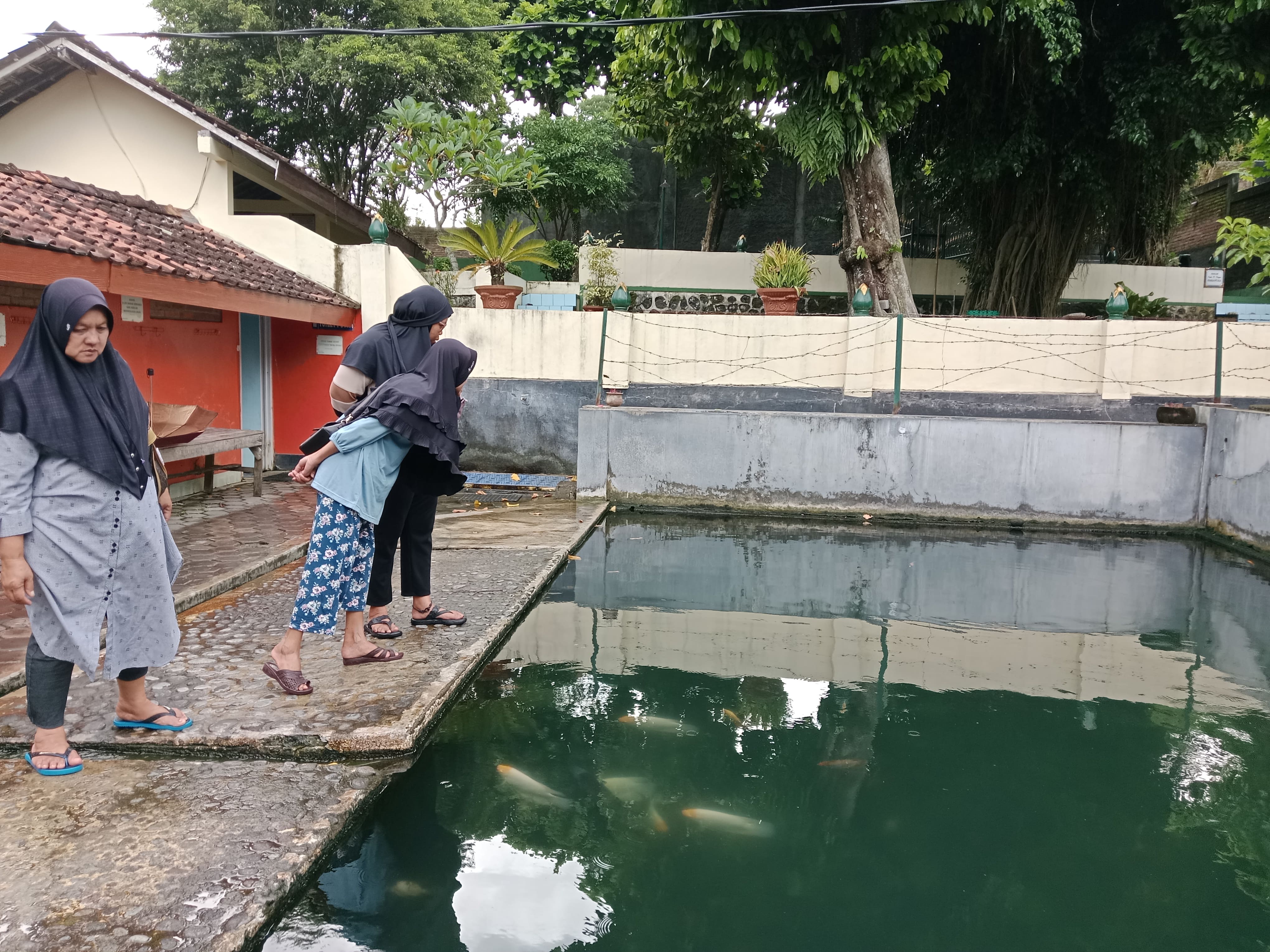Wisata religi Makam K.H.R. Bagus Khasantuka dan Sendang Bagusan