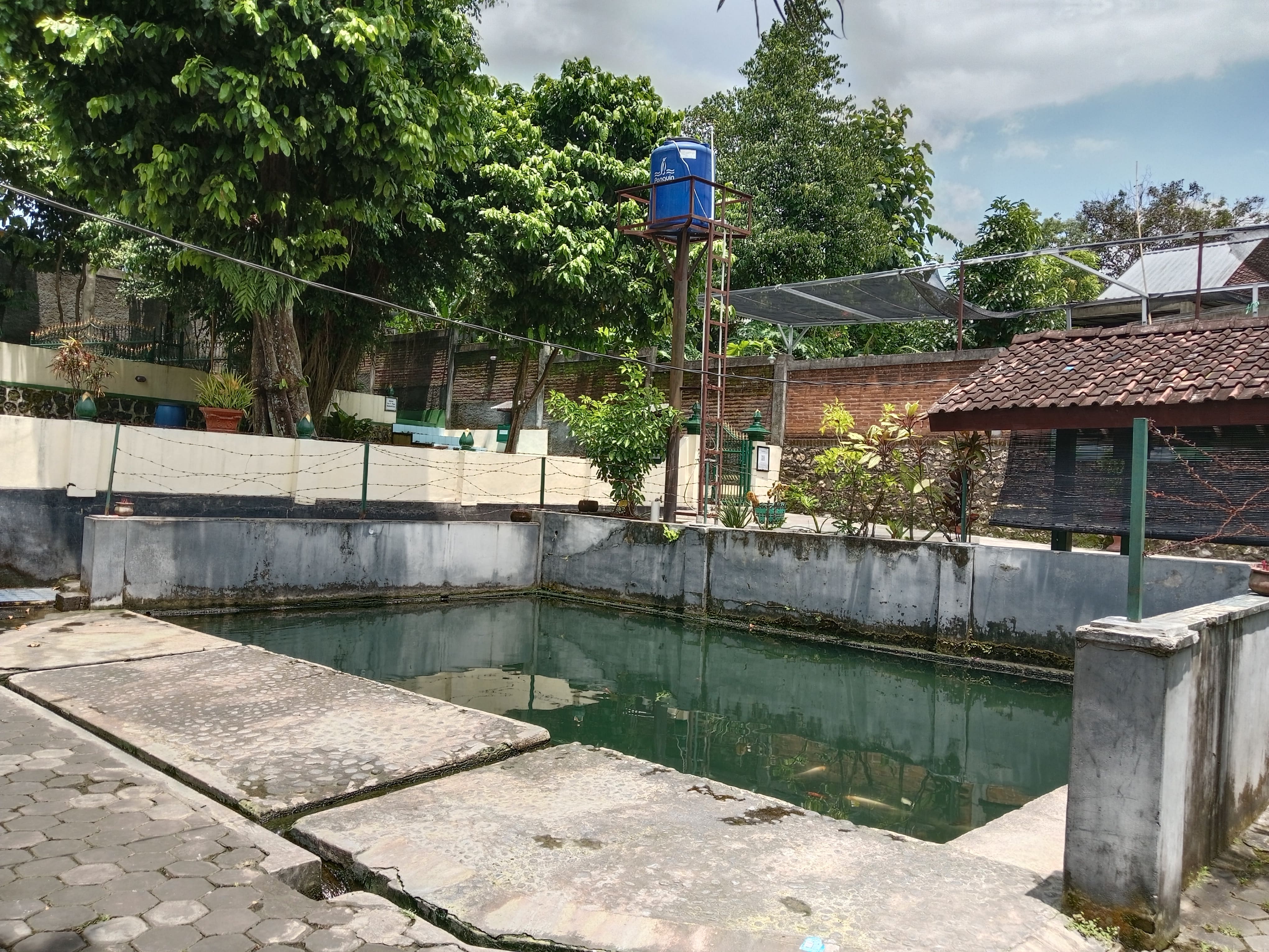Wisata religi Makam K.H.R. Bagus Khasantuka dan Sendang Bagusan