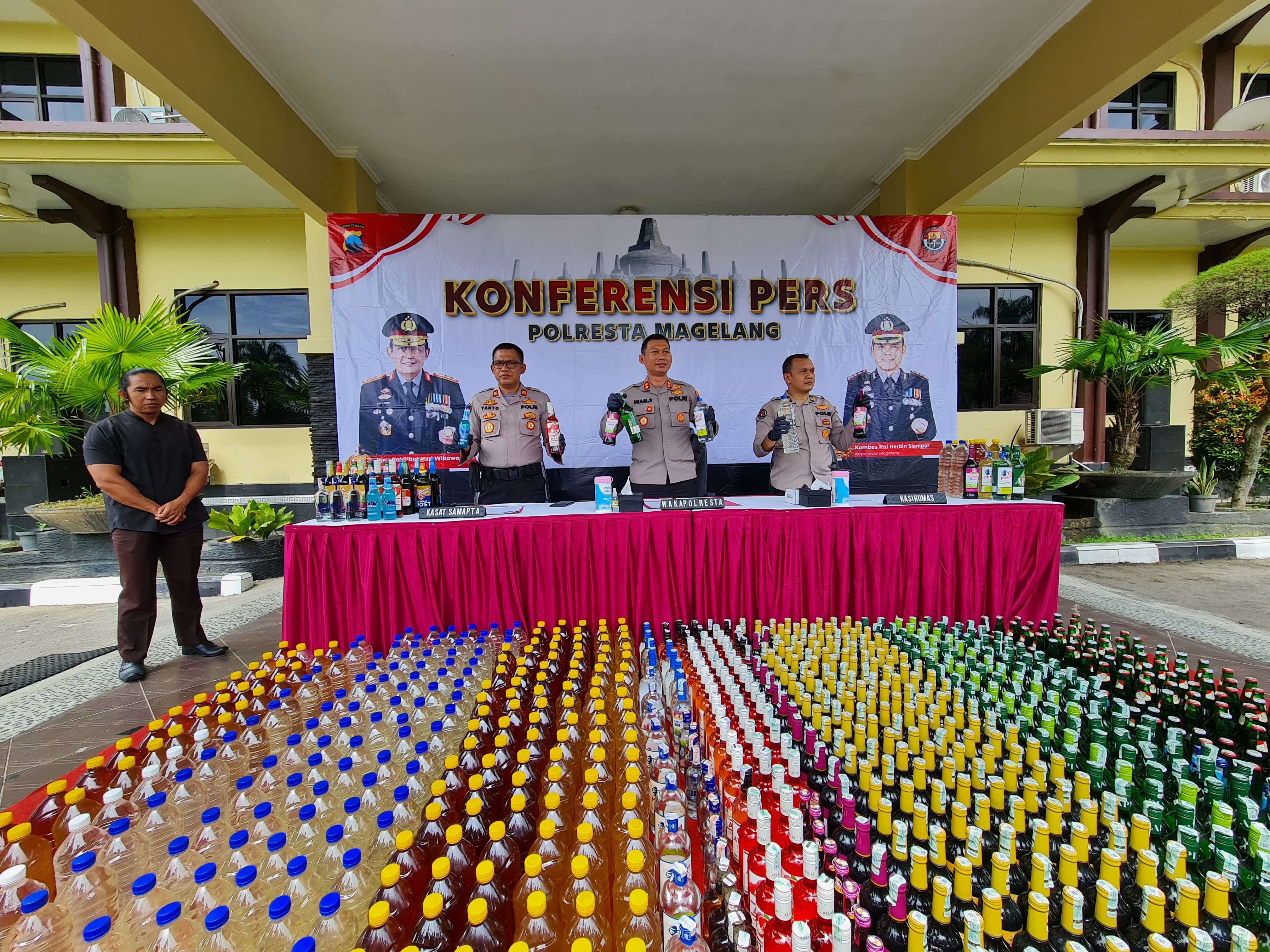 TAMPILKAN BB: Wakapolresta Magelang saat menunjukkan barang bukti berupa miras hasil KRYD di Kecamatan Kaliangkrik dan Muntilan
