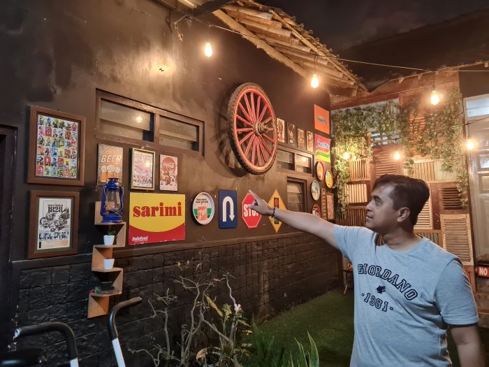 KUNO: Danu kerap membeli barang lawasan secara online. Mulai dari radio, poster, televisi, dan barang antik lainnya.