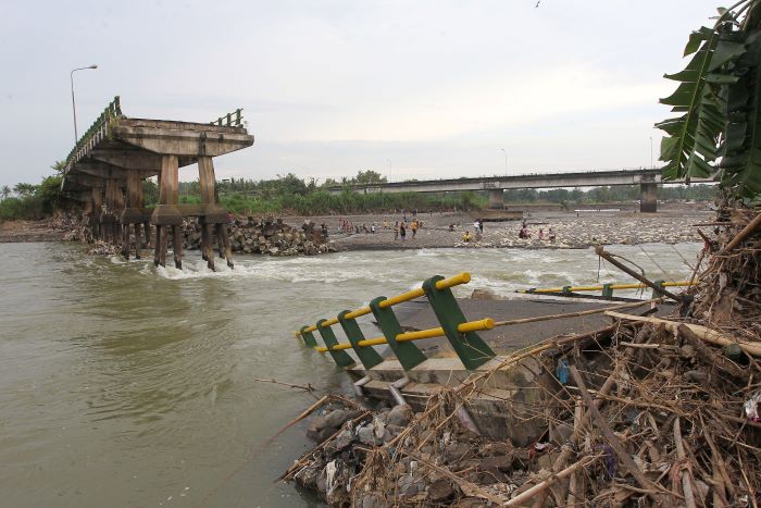 Kondisi Jembatan Srandakan lama yang roboh karena derasnya aliran Kali Progo Jumat (7/2/2025).