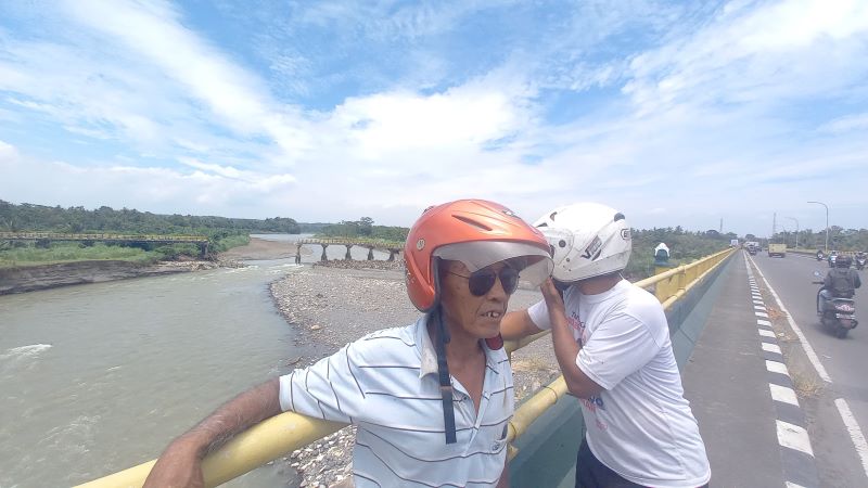 Warga pengguna jalan menepi penasaran melihat kondisi Jembatan Srandakan lama ambrol.