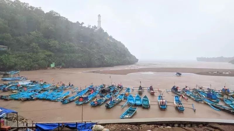 WASPADA: Siklon tropis di laut selatan Jawa berimbas pada tingginya gelombang. Mengakibatkan nelayan harus libur melaut.