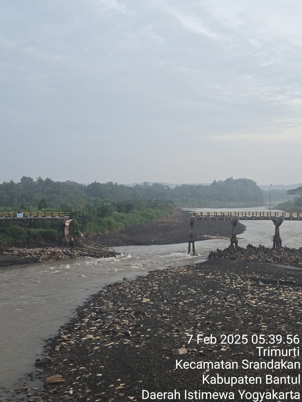 Begini wujud ambrolnya jembatan srandakan lama yang sudah dilarang dilintasi pasca jebolnya Dam Srandakan Jumat (7/2/2025).