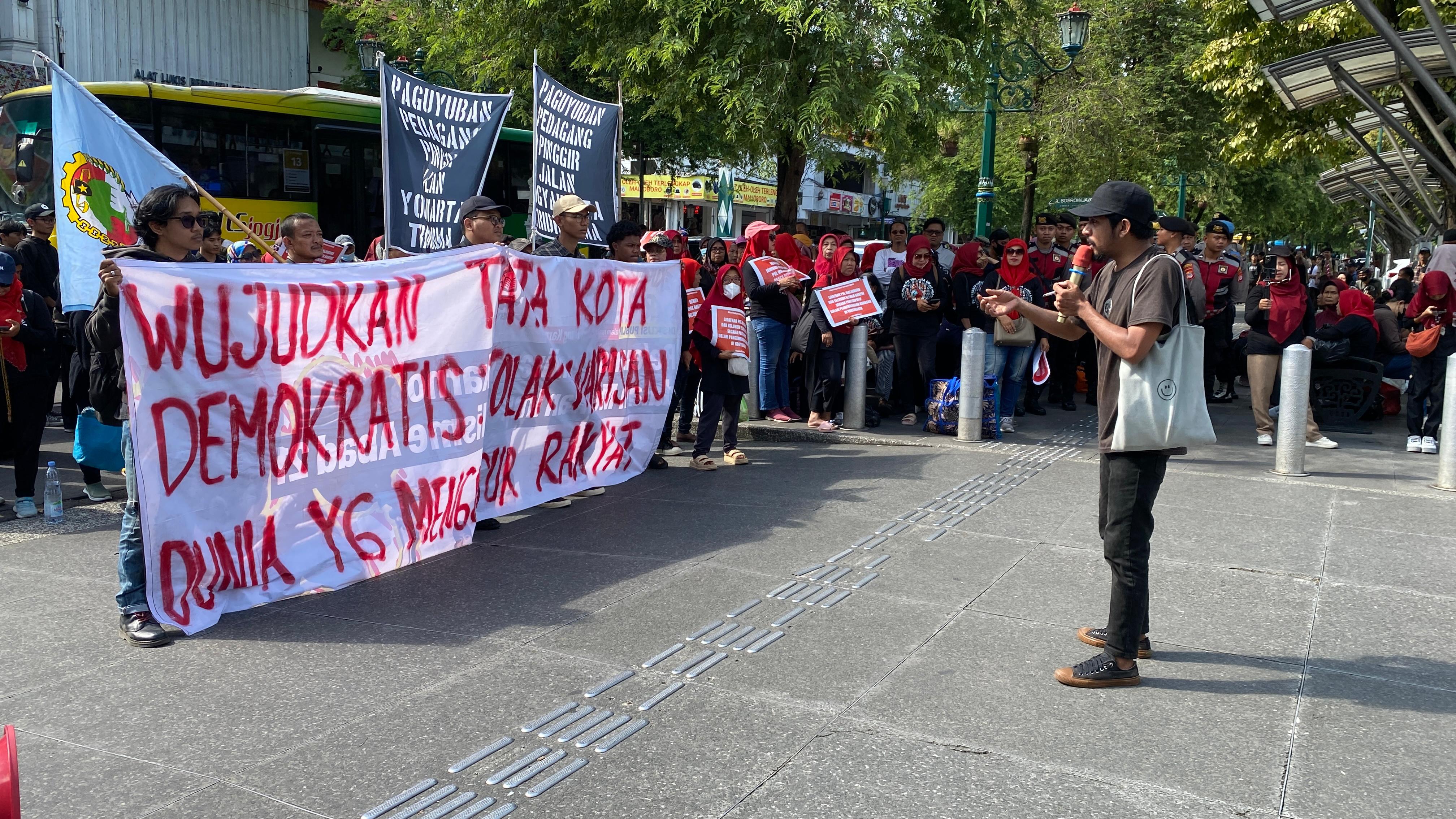 Aksi Pedagang Teras Malioboro (TM) bersama Aliansi Rakyat Untuk Demokrasi (ARUS) Malioboro menuntut janji pemerintah dan DPRD DIY di Gedung DPRD DIY, Jumat (7/2/2025).  (AGUNG DWI PRAKOSO/RADAR JOGJA)