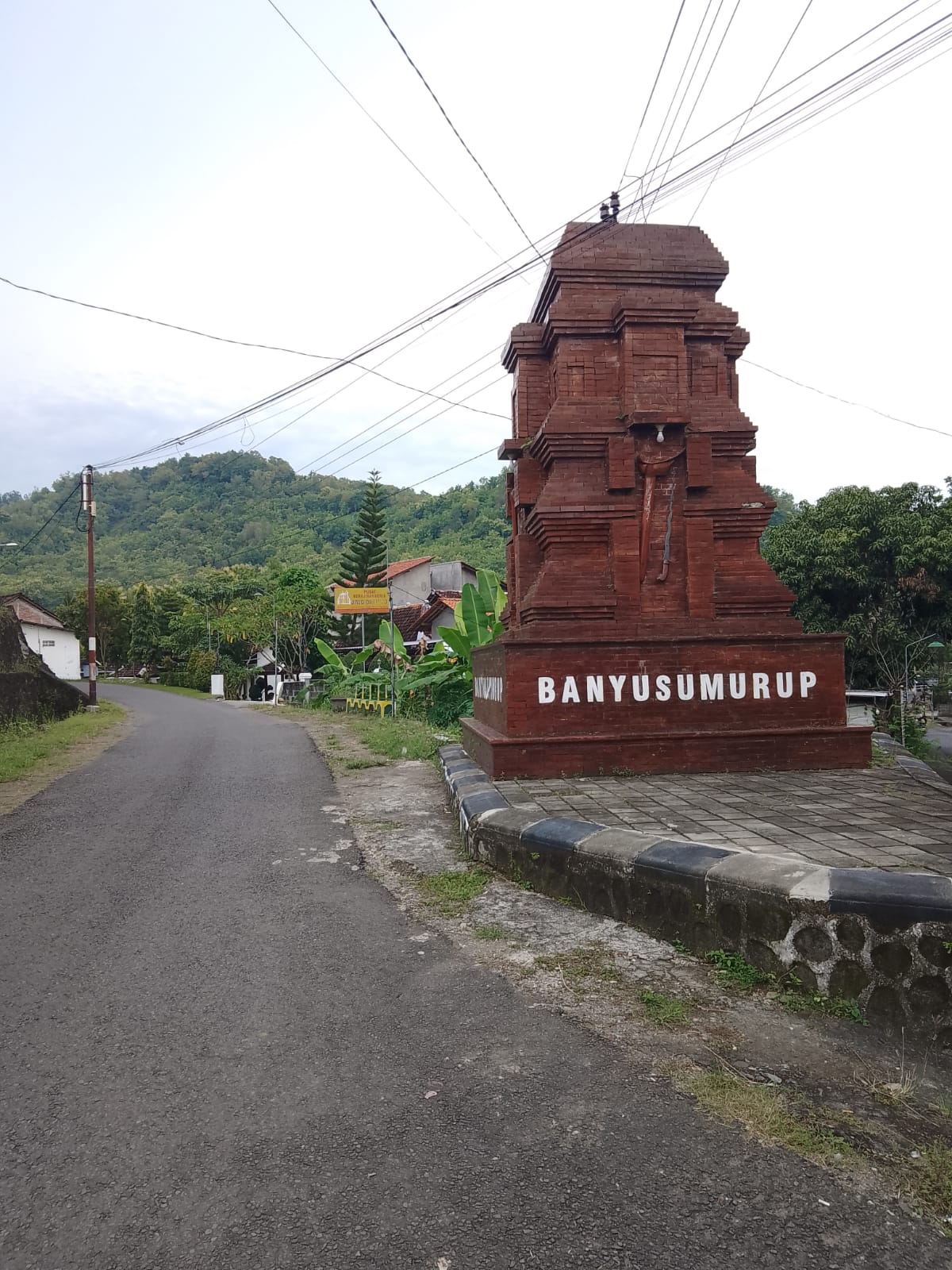 &nbsp;  Tugu Banyusumurup yang ada lambang kerisnya dan sejumlah bentang alam yang ada di wilayah tersebut.