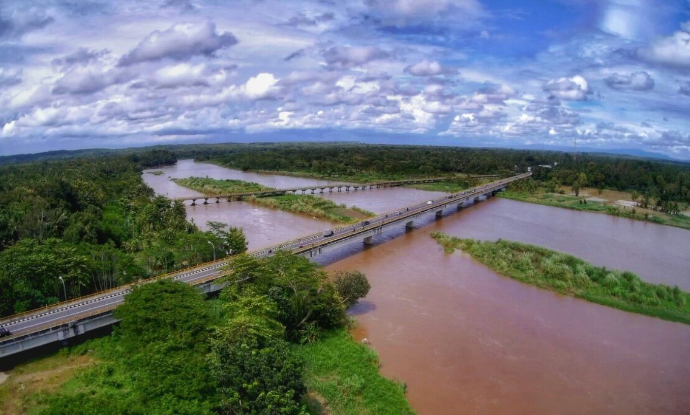 Pemandangan Jembatan Srandakan Lama  (utara) dan Jembatan Srandakan  2 (baru).