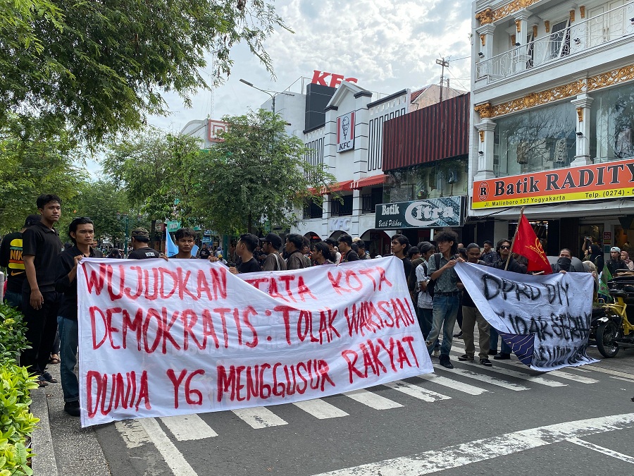 RAMAI: Massa aksi melakukan blokade Jalan Malioboro&nbsp; hingga menyebabkan pengaturan arus lalu lintas mendadak saat melakukan demonstrasi di depan Gedung DPRD DIY, Jumat (7/2).
