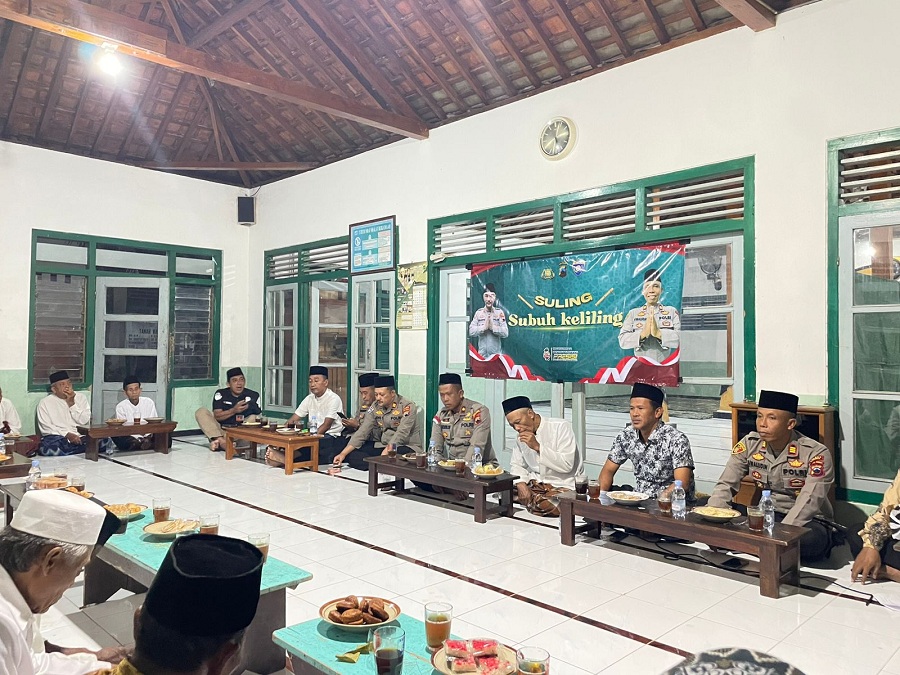 FOKUS: Wakapolres Kebumen Kompol Muhammad Nurkholis memberikan pemahaman tentang Restorative Justice saat kegiatan subuh keliling di Desa Seliling, Alian.