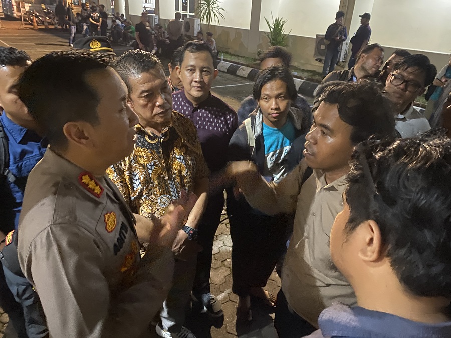 Kapolresta Jogja Kombes Pol Aditya Surya Dharma sedang melakukan audiensi dengan massa aksi pasca adanya kericuhan.