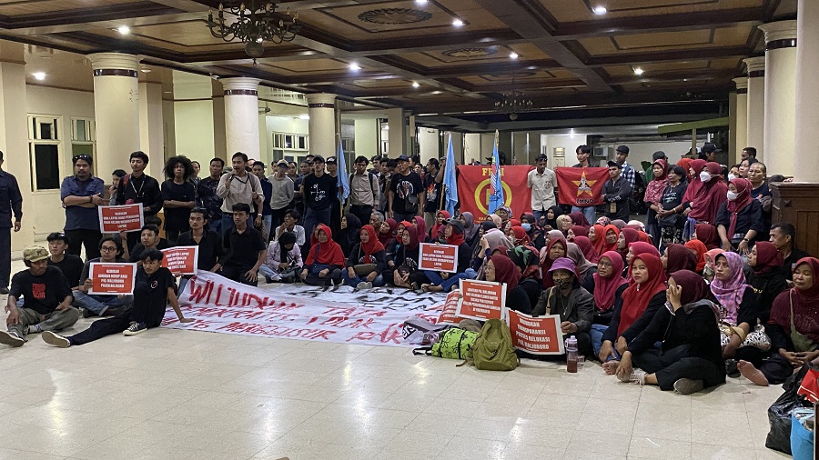 Massa Aksi berkumpul untuk menyatakan sikap setelah adanya kericuhan aksi di Gedung DPRD DIy.