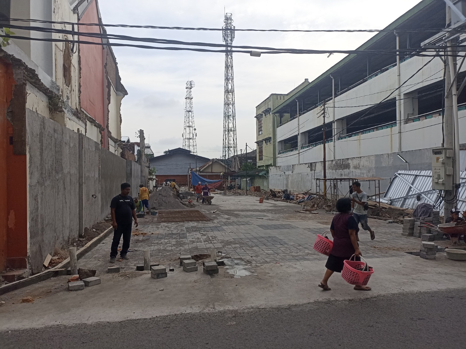 KAPAN RAMPUNG: Suasana pengerjaan akses masuk di Teras Malioboro Beskalan, Sabtu (8/2). Pedagang mengeluhkan sepinya pengunjung karena akses yang belum selesai dan minim promosi.