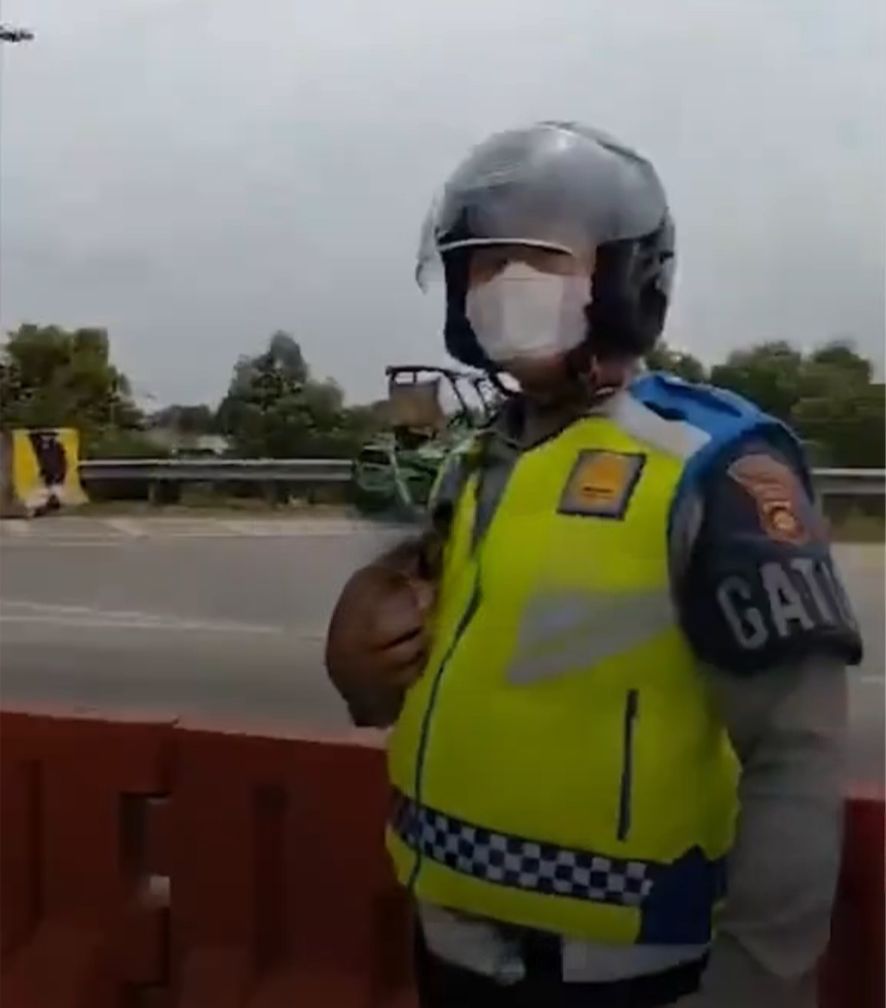 Tampang Seorang Polisi yang Memberhentikan Sopir Mobil Box Dengan Tuduhan Bawa Sabu.