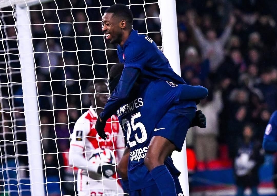 Ousmane Dembele digendong Nuno Mendes saat rayakan gol ke gawang AS Monaco di Ligue 1