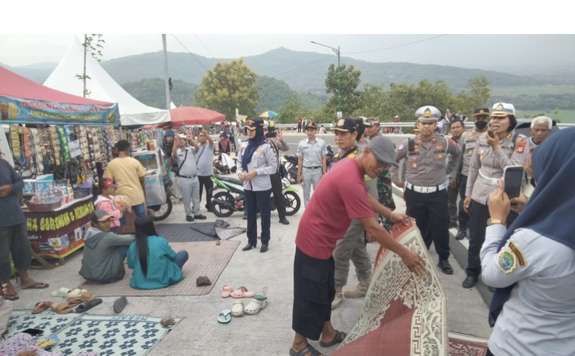 Andi May/Radar Jogja  Kepolisian dan jajaran dinas terkait melakukan penertiban di jalan baru tanjakan Clongop, Hargomulyo - Watugajah, Gedamgdari, Gunungkidul, Sabtu (8/2).