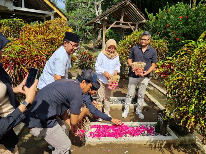 ZIARAH: Anggota PWI Kabupaten Magelang berziarah ke pusara Boediardjo bertepatan dengan momentum Hari Pers Nasional, Minggu (9/2/2025).
