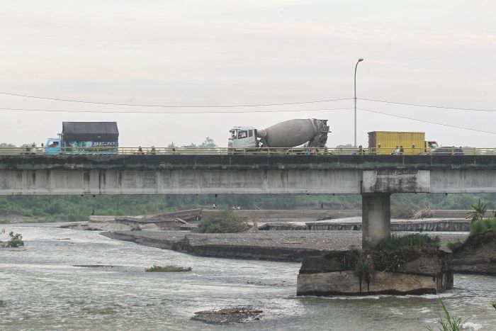 Kendaraan saat melintasi Jembatan Srandakan 2, Bantul. Jembatan ini turut terancam akibat jebolnya Dam Srandakan dan adanya penambangan pasir.