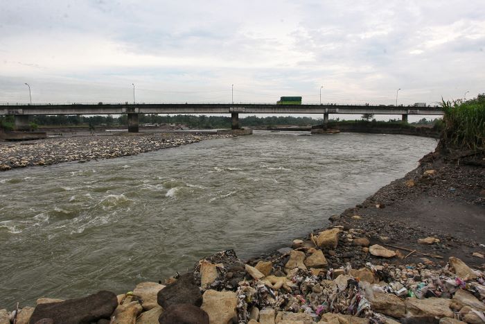 Adanya penambangan liar di Sungai Progo dan jebolnya Dam Srandakan membuat debil air yang mengalir semakin deras