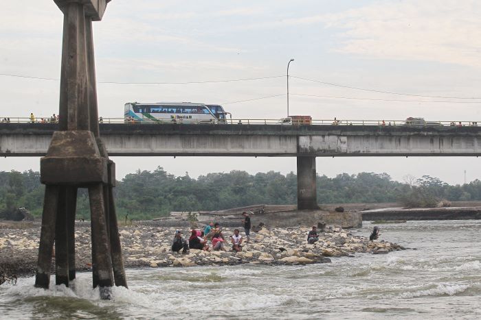 Kendaraan melintas di Jembatan Srandakan baru (2) yang melintang di atas Sungai Progo dan menghubungkan Kabupaten Bantul dengan Kulon Progo.