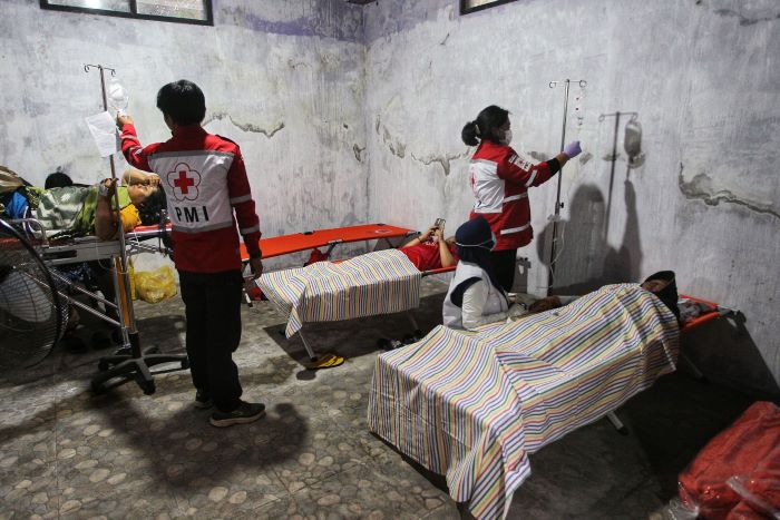 Petugas medis memberikan perawatan kepada warga korban keracunan massal di posko kesehatan di Krasakan, Kalurahan Lumbungrejo, Kapanewon Tempel, Sleman, Minggu (9/2/2025)
