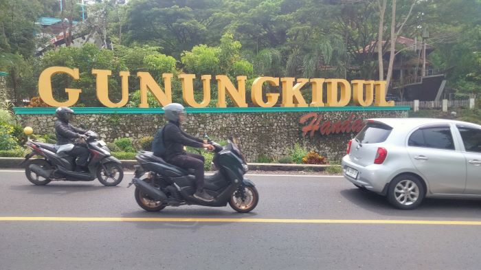 INI LHO: Pengendara saat melewati ruas Jalan Jogja-Wonosari, Patuk, Gunungkidul yang merupakan jalan nasional Mingggu (9/2/2025).
