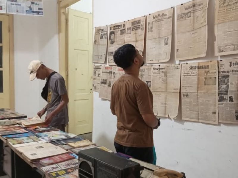 ARSIP: Berbagai koleksi seperti surat kabar, majalah, dan alat jurnalistik lawasan mejeng di Loka Budaya Sukimin Adiwiratmoko.