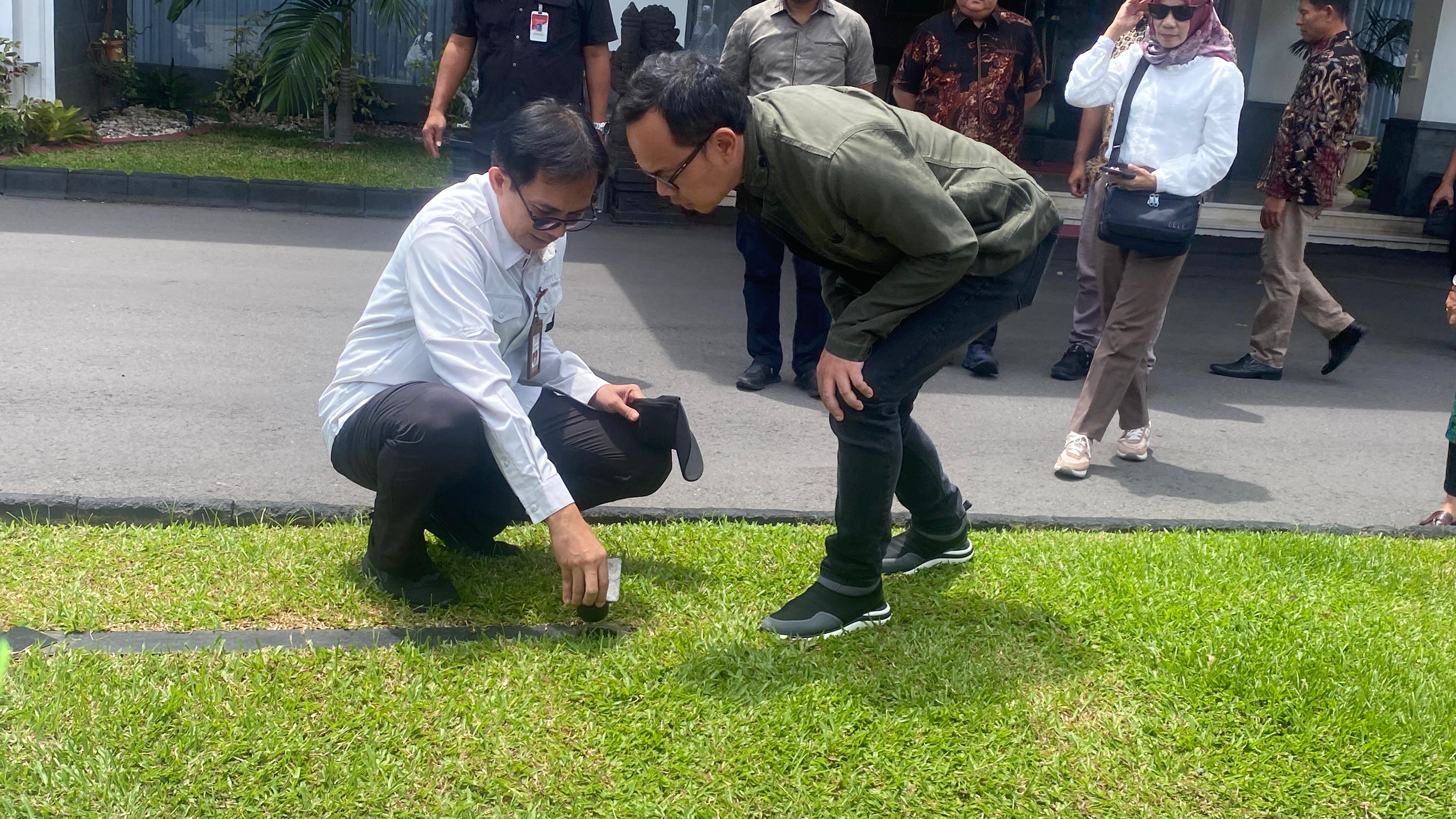 Wamendagri Bima Arya Sugiarto sedang melakukan pengecekan di Istana Kepresidenan Yogyakarta, Minggu (9/2/2025).  (AGUNG DWI PRAKOSO / RADAR JOGJA)