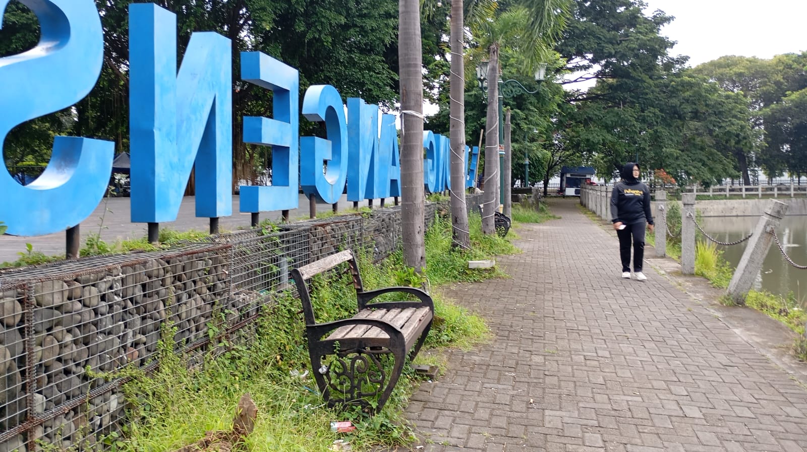 RUSAK: Salah satu bangku di Taman Embung Langensari yang kondisinya sudah rusak pada Sabtu (8/2/2025).  (IWAN NURWANTO/Radar Jogja)