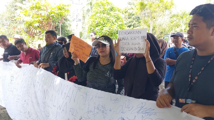 BENTUK KEKECEWAAN: Pedagang kaki lima di Alun-Alun Wates menggelar aksi damai di depan gedung DPRD Kulon Progo Minggu (9/2/2025).