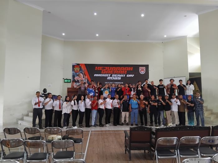 Ketua Umum Pabersi DIY Reno Candra Sangaji (tengah) didampingi anggota Bidang Pembibitan dan Pembinaan Prestasi KONI DIY Triyana bersama atlet dan panitia Kejurda Angkat Bera