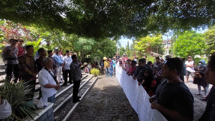 DEMO: Ketua DPRD Kulon Progo Aris Syarifuddin menanggapi keluhan dari PKL Alun-Alun Wates Minggu (9/2/2025).