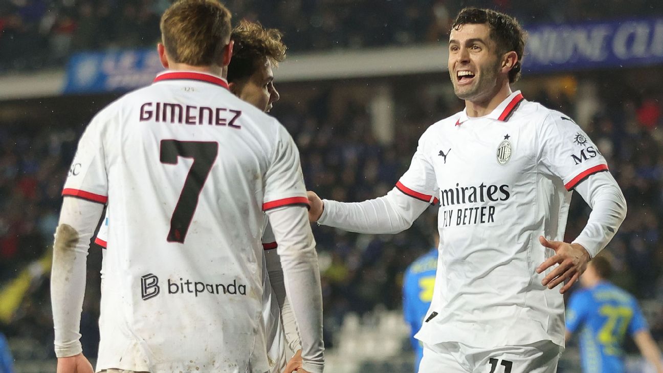 Santiago Gimenez rayakan gol perdananya bagi AC Milan bersama Christian Pulisic